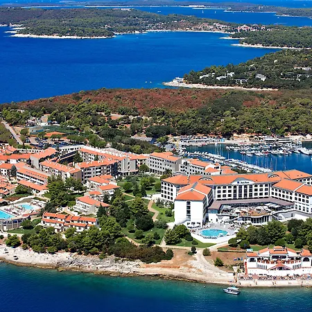 沃迪拉普拉公园广场酒店 4* 普拉